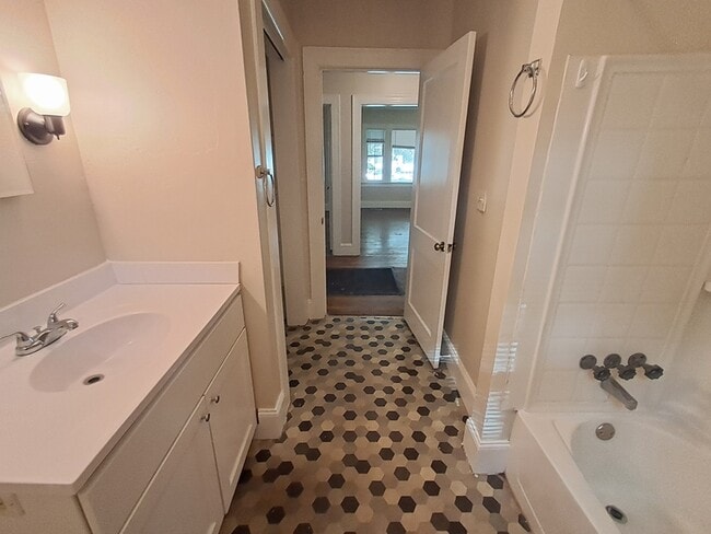 Building Photo - 1209 S Greene St