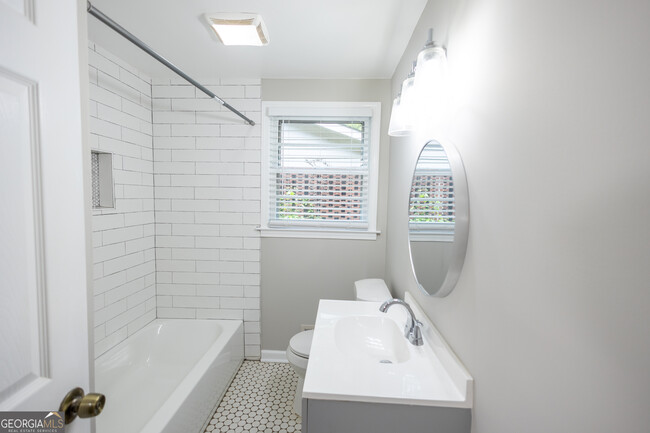 Building Photo - 2689 Collier Dr NW