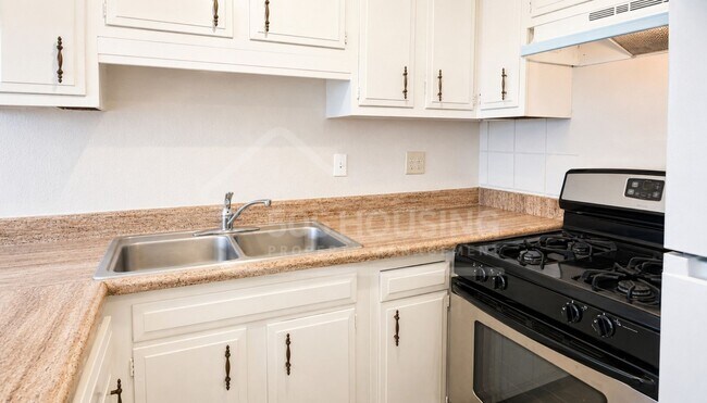 Building Photo - Large Move-In Ready Studio Apartment Near Kirtland AFB