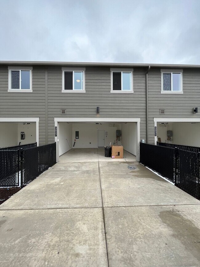 Building Photo - 3 Bed/2.5 Bath Townhome Built in 2023 in N...