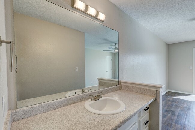 Building Photo - Home Like Living at Apartment Prices