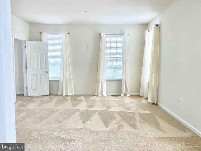 Building Photo - 43913 Centergate Dr