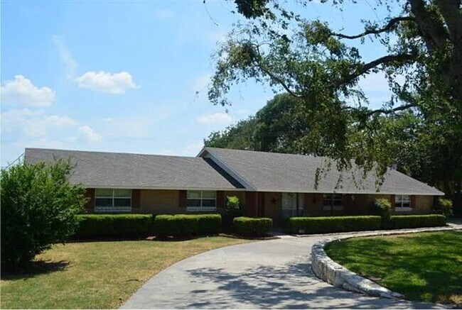 Building Photo - 119 Lakeshore Dr