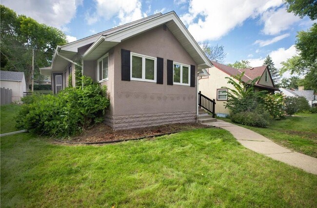 Building Photo - Awesome 2 BR/1 BA Single-Family Home in Ro...