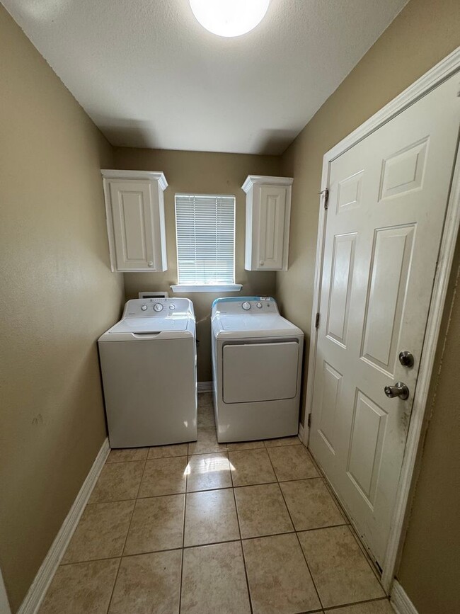 Building Photo - Gorgeous 3 Bedroom Home