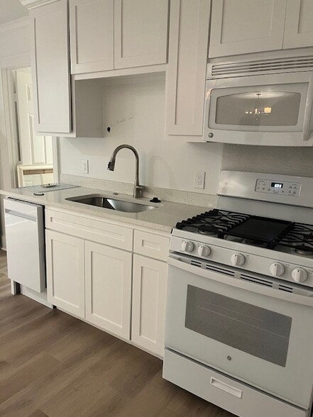 NEW KITCHEN AND APPLIANCES! - 4 Shadywood Pl