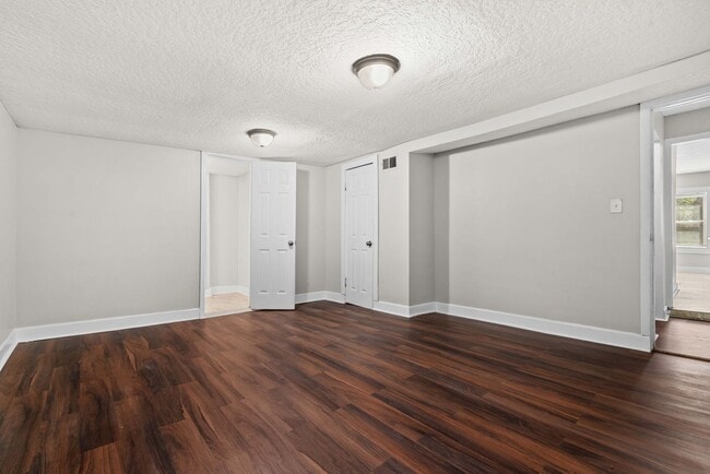 Building Photo - **Move in ready 3/2 Single Family home 32208