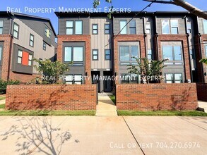 Building Photo - 2158 N Graham St