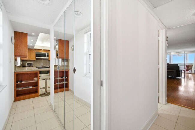 Building Photo - 3507 Oaks Way