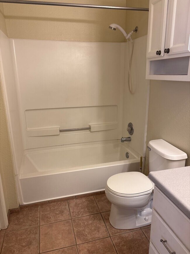 Building Photo - 6405 La Habra Ln NE