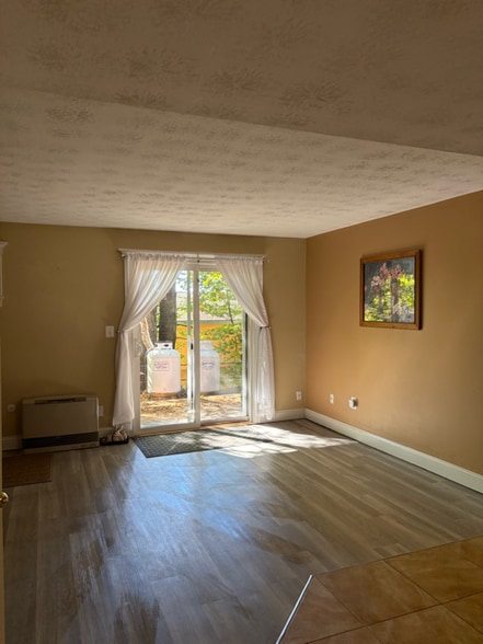 Living Area - 526 East Ave