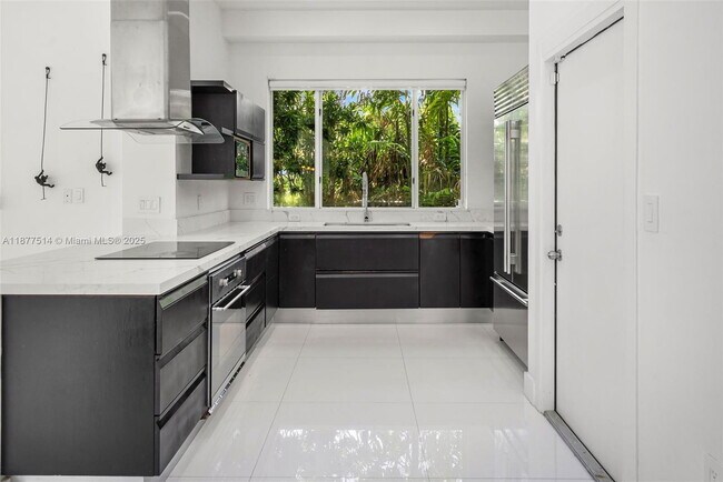 Building Photo - 6050 La Gorce Dr