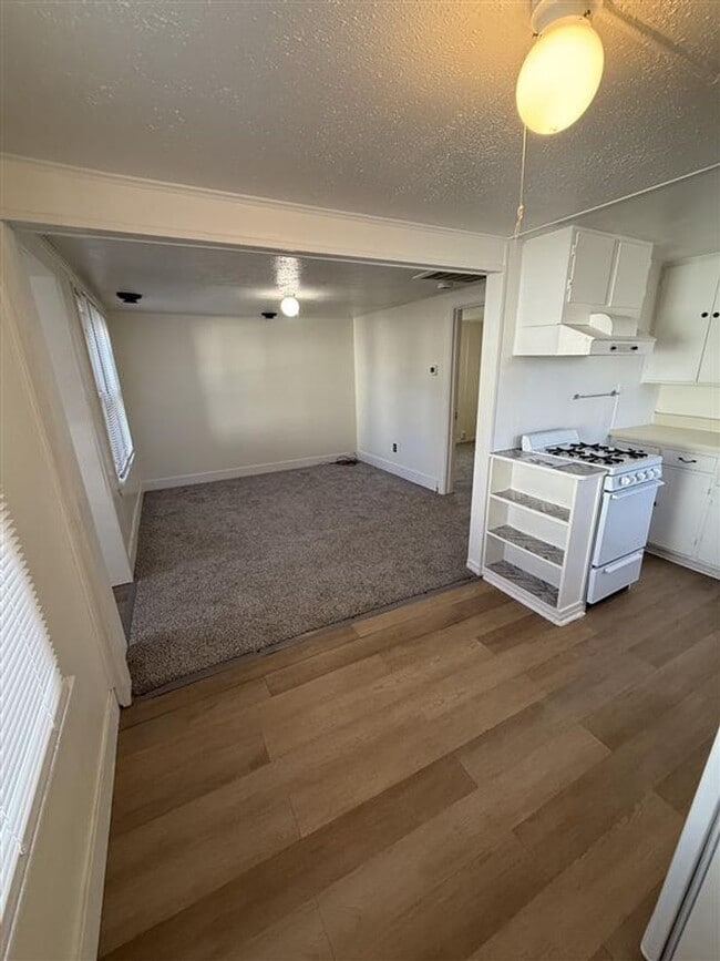 Building Photo - l518