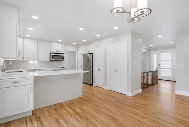 Building Photo - Spacious home for rent -  2.2 miles from t...