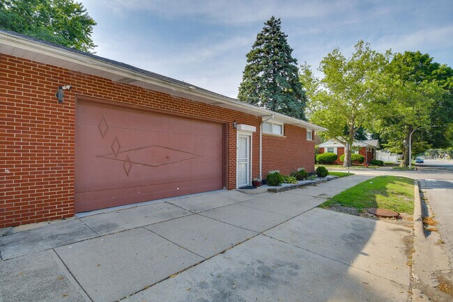 Building Photo - 2805 W 83rd Pl