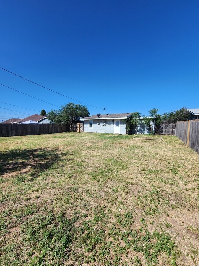 Building Photo - 3 bed 1 bath home with large backyard!