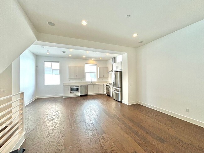 Building Photo - Spacious Light-Flooded 3-Story Silver Lake...