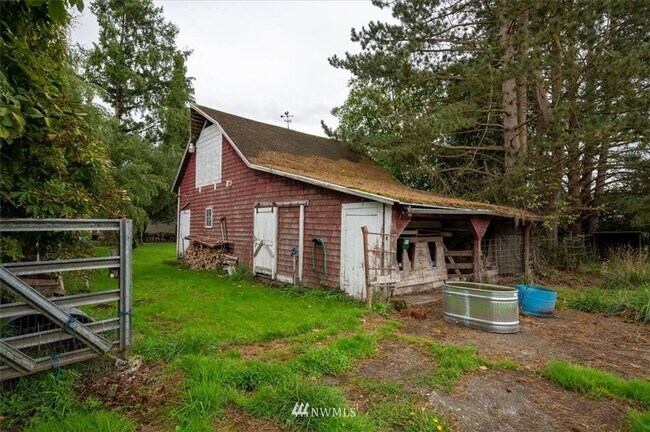 Building Photo - 3 Bedroom 1800 sq ft Cute Farm House with Acreage for Animals/Livestock