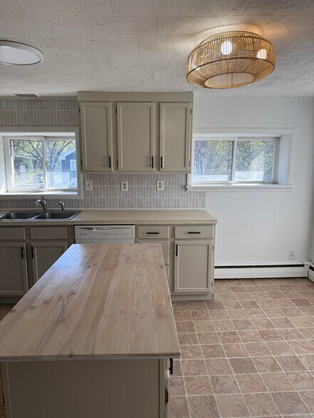 Building Photo - 3656 Main St