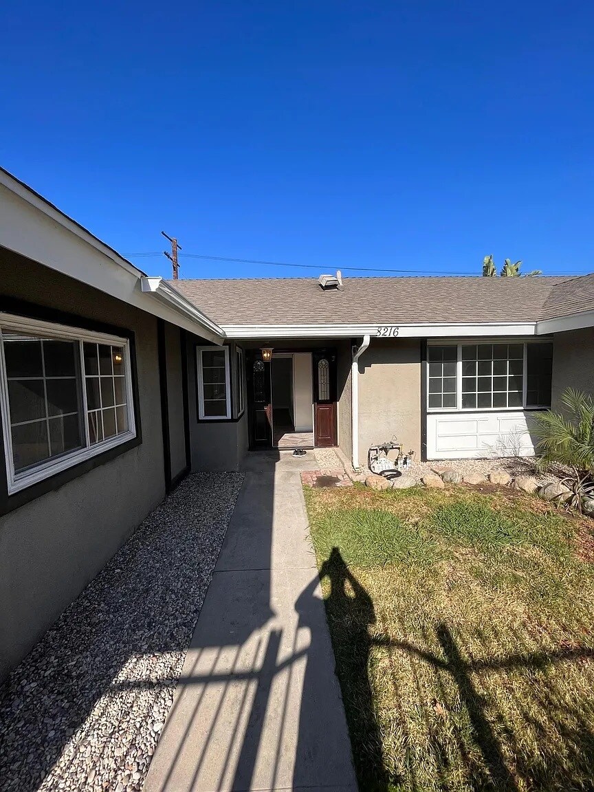 Building Photo - 8216 Glade Ave