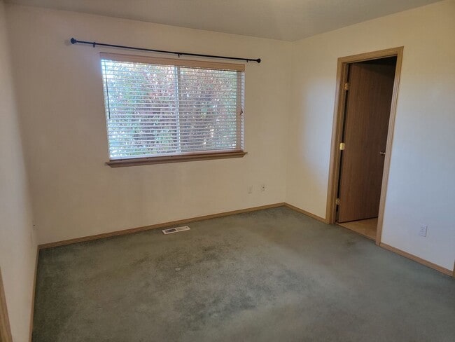 Building Photo - *MOVE IN SPECIAL * 1ST FULL MONTH FREE* 3 Bedroom Home North End Of Northwood - Great Location