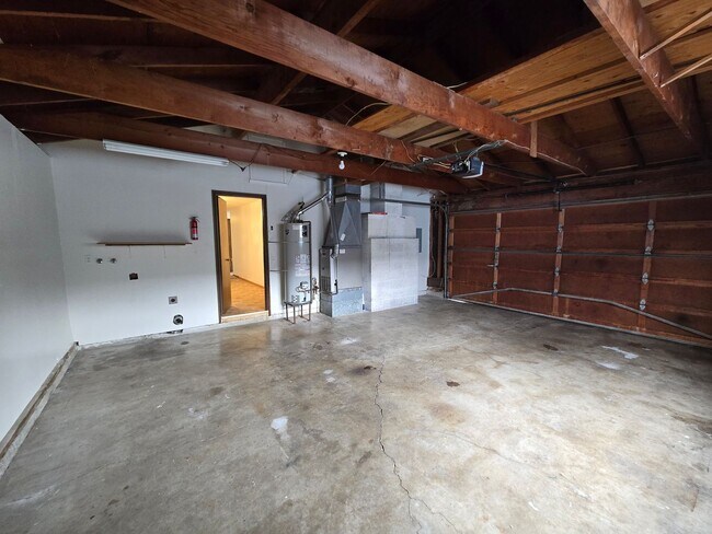 Building Photo - 4645 Reimann St NE