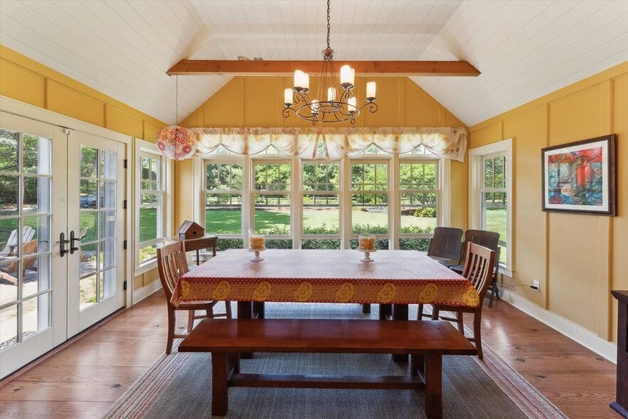 Building Photo - 695 Main St