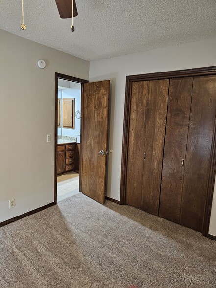 Guest Bedroom attached to main bathroom - 2104 NW 118th Ter