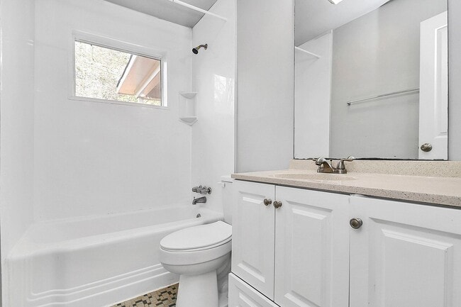 Building Photo - Lovely Two Bedroom Duplex!