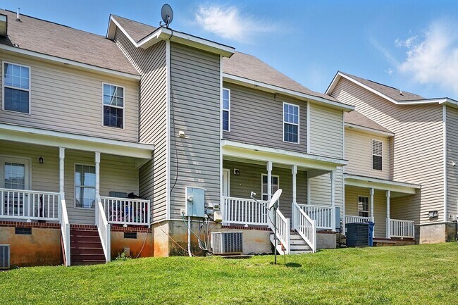Building Photo - GREAT TOWNHOME- Come see it today!