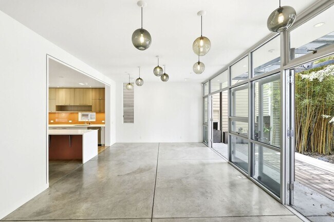 Building Photo - 1076 S Van Ness Ave