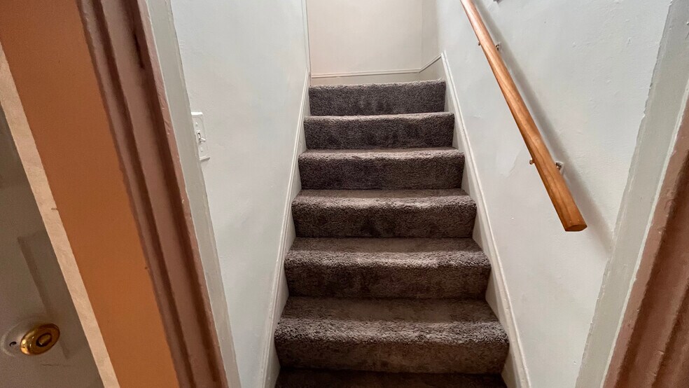 Building Photo - 5859 Hobart St