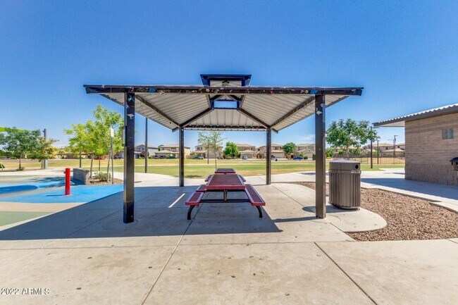 Building Photo - Beautiful 5 bedroom, 3 bathroom home in Surprise AZ