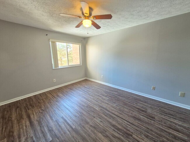 Building Photo - 10 Creekwood Dr