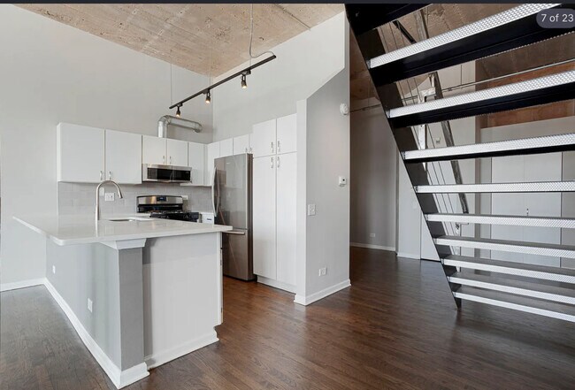 Building Photo - 17 N Loomis St