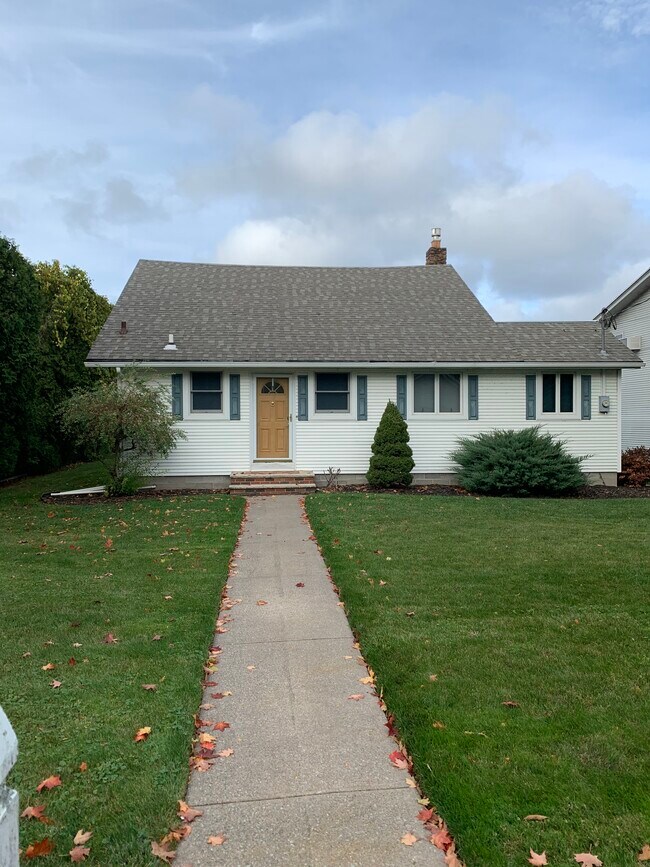 Building Photo - 6588 Shore Acres Dr