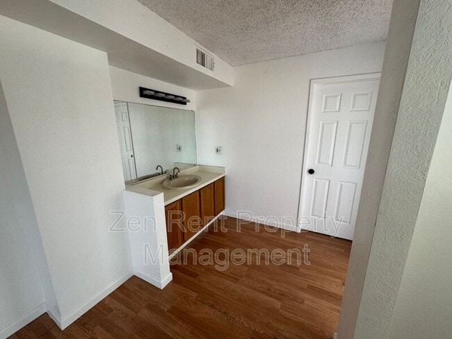 Building Photo - 940 N Sonora St