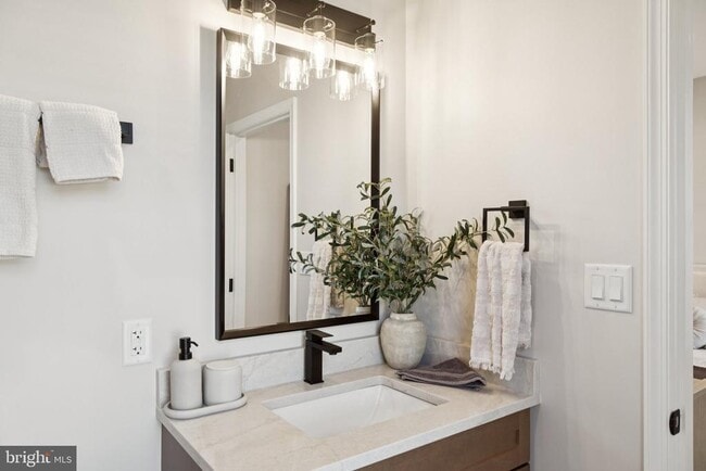 Building Photo - 40 Evergreen Ln