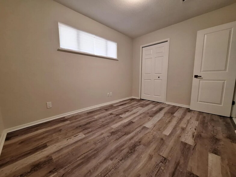 Building Photo - 6221 Pinetree Ave