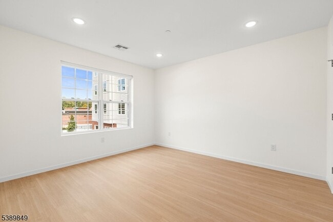 Building Photo - 70 Ridgedale Ave