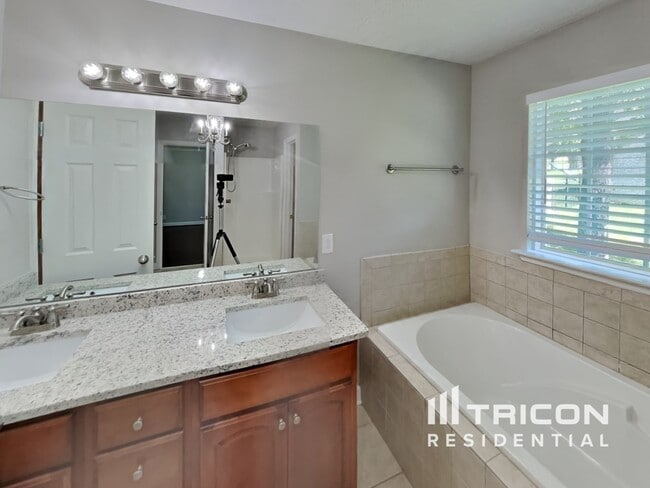 Building Photo - 419 Fieldstone Dr