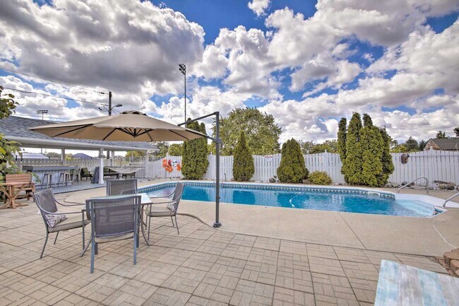 Building Photo - 6447 S Franklin Rd