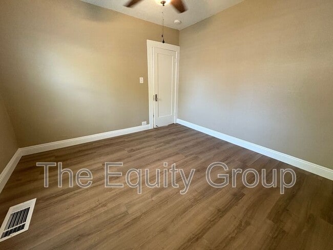 Building Photo - 741 E Apricot Ave