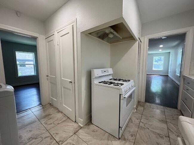 Building Photo - 2420 White Oak Dr