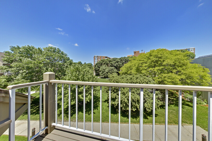 Building Photo - 2869 Kenwood Isles Dr