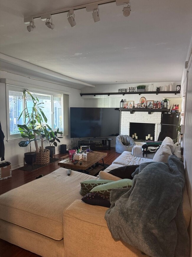 Building Photo - Spacious 3BR House in Woodland Hills