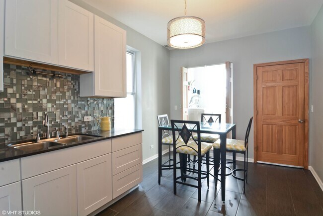 Building Photo - 3747 W Diversey Ave