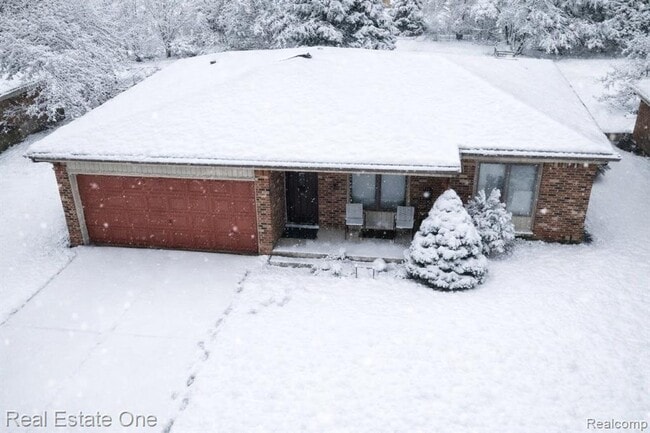 Building Photo - 37683 Adrian Dr