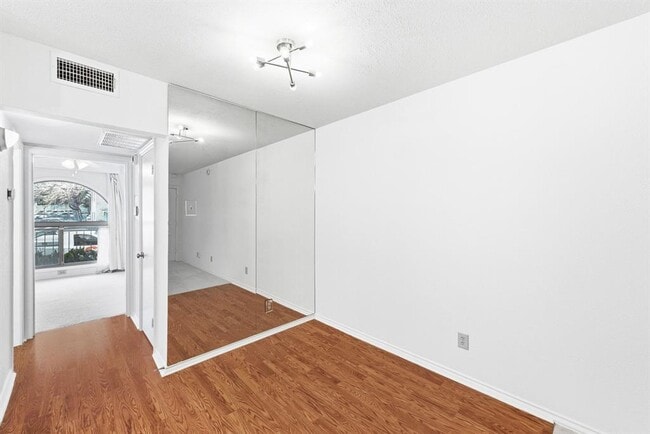 Building Photo - 505 W 7th St