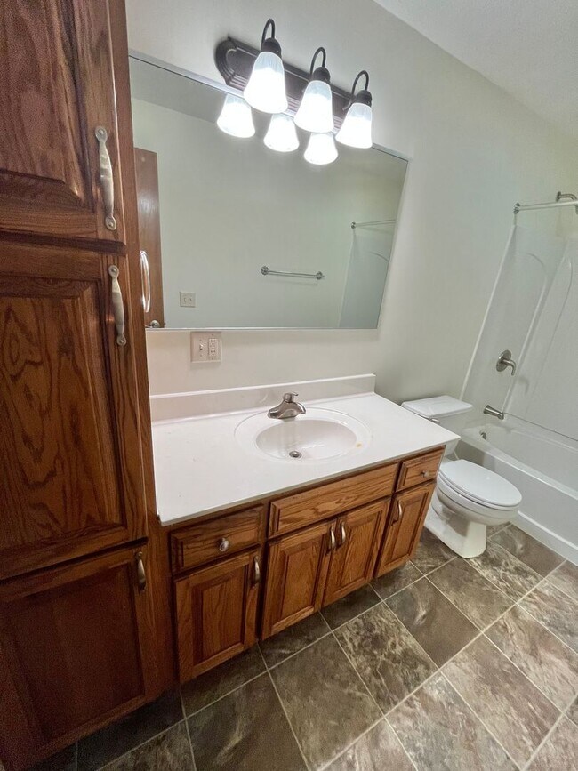 Building Photo - Spacious 4 Bed/3 Bath Twinhome in Brandon!